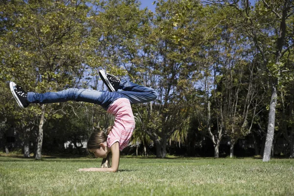 Tween Dívka Dělá Gymnastiku Parku — Stock fotografie