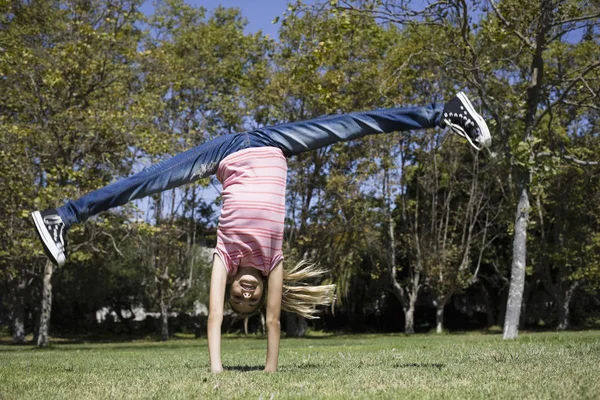 Tween Dívka Dělá Gymnastiku Parku — Stock fotografie