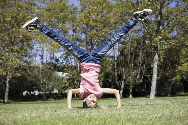 Tween Dívka Dělá Gymnastiku Parku — Stock fotografie