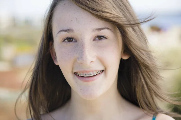 Πορτρέτο Του Χαμογελώντας Έφηβος Κορίτσι — Φωτογραφία Αρχείου
