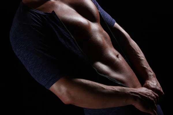 Muskulöser Mann Mit Schwarzem Gürtel Auf Dunklem Hintergrund — Stockfoto