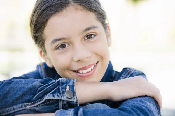 Retrato Sorrindo Adolescente Hispânica Com Braços Dobrados — Fotografia de Stock