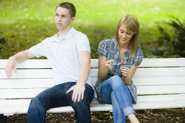 Teenie Paar Sitzt Auf Bank — Stockfoto