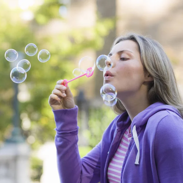 Teenager Mädchen Bläst Blasen — Stockfoto