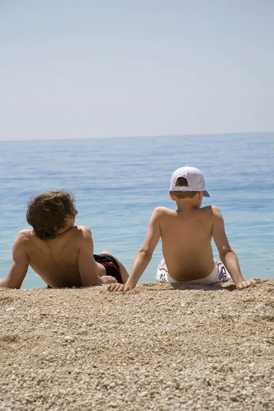 Pareja Joven Enamorada Sentada Playa — Foto de Stock