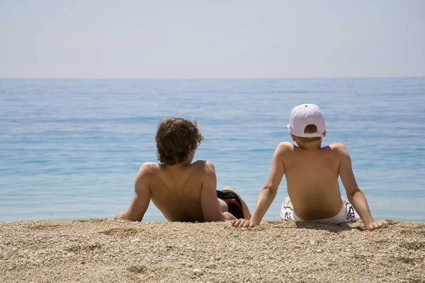 Dos Jóvenes Sentados Playa — Foto de Stock