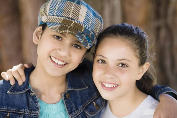 Smiling Tween Girls Outdoors — Stock Photo, Image