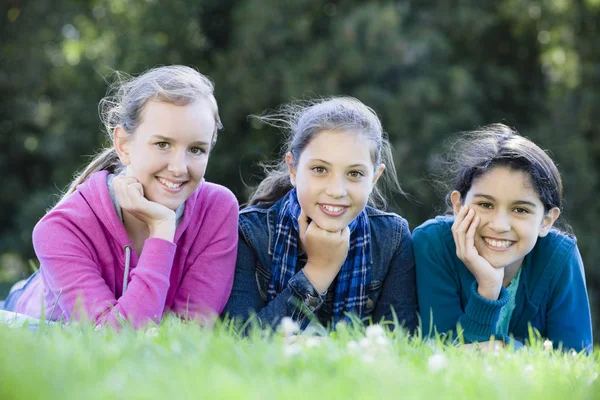 Drei Lächelnde Zwillingsmädchen Freien — Stockfoto