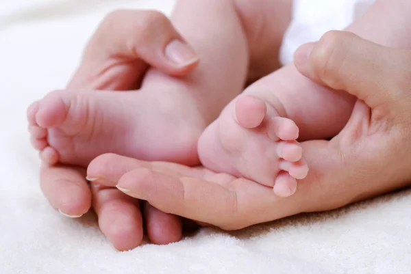 Små Babyben Fötter Barnomsorg — Stockfoto