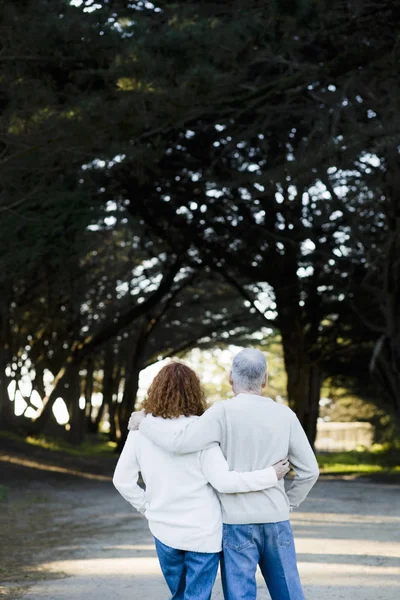 Senior Paar Sucht Weg Nach Unten — Stockfoto