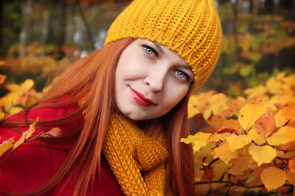 Красивый Осенний Портрет Женщины — стоковое фото