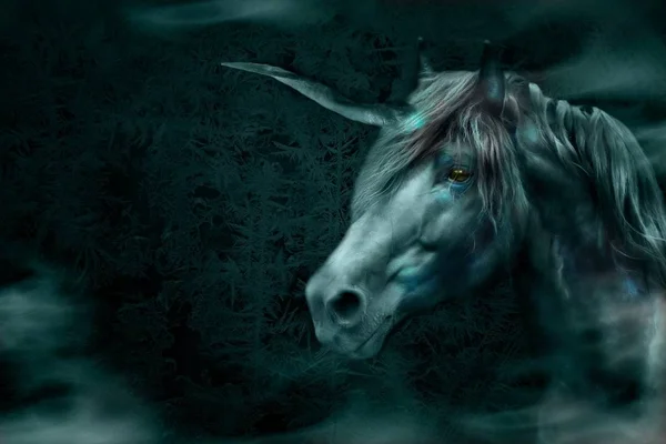 ユニコーンは神話上の生き物のような馬だ額に角がある 神話上の獣の中で最も貴く 善の象徴とされています — ストック写真