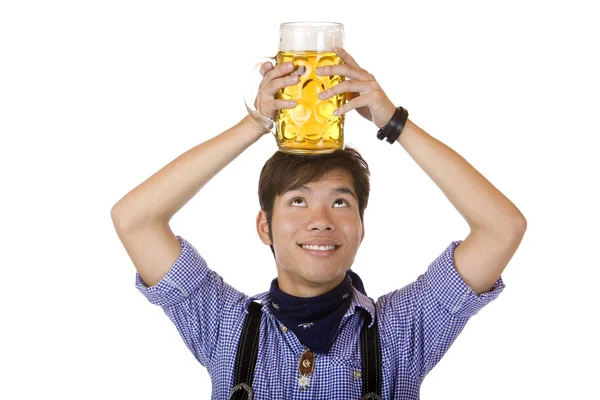 亚洲人手里拿着Oktoberfest啤酒罐 微笑着 — 图库照片