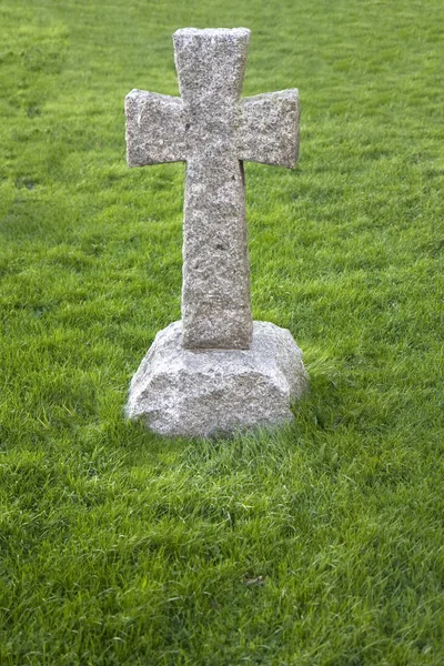 Stary Kamienny Krzyż Trawie — Zdjęcie stockowe