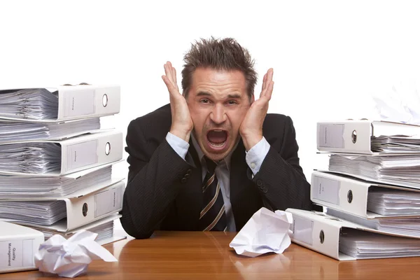 Zestresowany Biznesmen Krzyczy Sfrustrowany Biurze Między Fałdami — Zdjęcie stockowe
