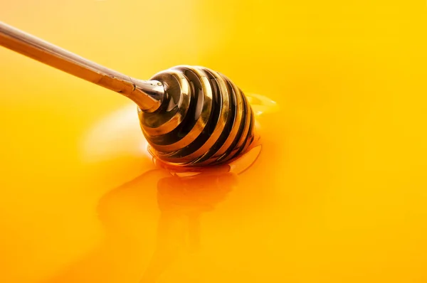 Honung Droppar Från Trä Dipper Gul Bakgrund — Stockfoto
