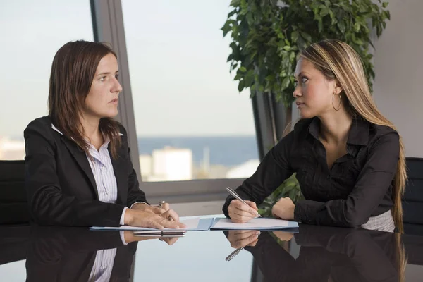 Dos Mujeres Empresarias Miran Entre — Foto de Stock