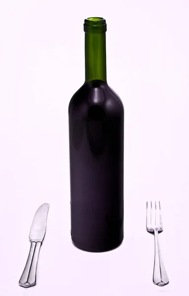 ナイフとフォークで赤ワインのボトル — ストック写真