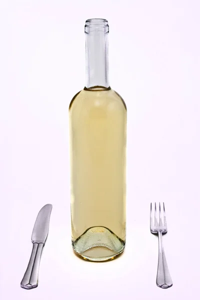 フォークとナイフで白ワインボトル — ストック写真