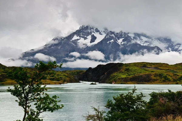 チリのパタゴニア地方にあるトーレス ペイン国立公園は その高い山で知られています — ストック写真