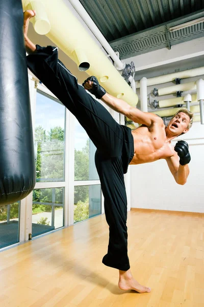 Jeune Homme Faisant Exercice Boxe Dans Gymnase — Photo