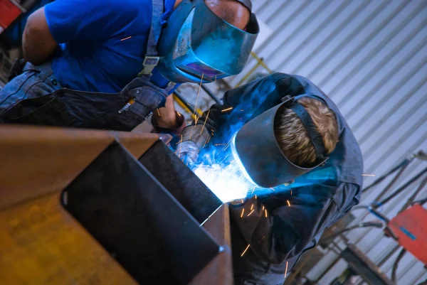 Trabalhador Metal Soldagem Uniforme Azul — Fotografia de Stock