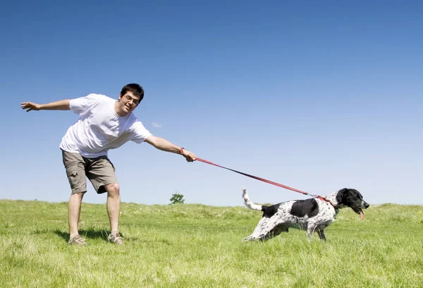 Ember Játszik Kutyájával — Stock Fotó