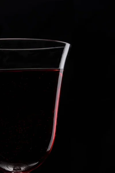 黒を基調とした赤ワインのグラス — ストック写真