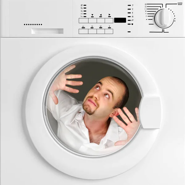 洗濯機の中の男の面白い肖像画家庭生活 — ストック写真