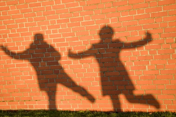 Silhouette Couple Sur Mur Briques — Photo