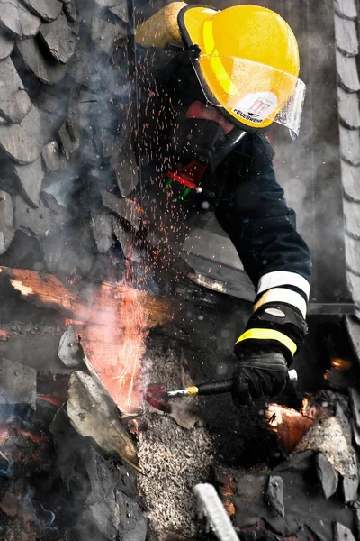 Homem Uniforme Com Fogo — Fotografia de Stock