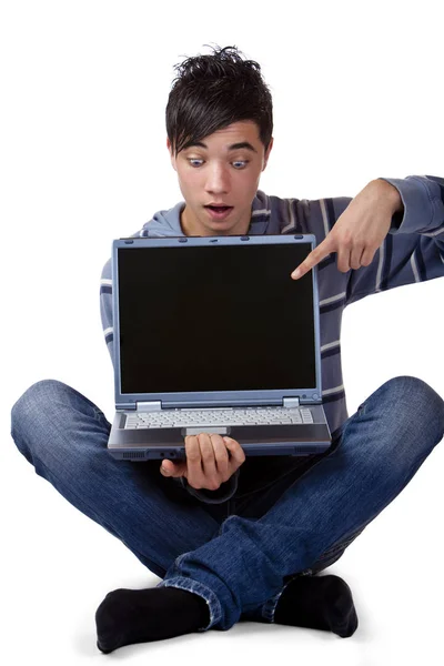 Mladý Muž Teenager Ukazuje Vzrušený Displej Notebooku — Stock fotografie