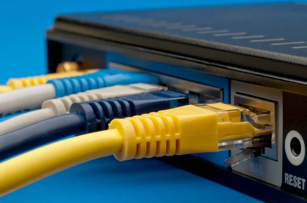 Netzwerkkabel Die Einen Router Eingesteckt Sind Rot — Stockfoto