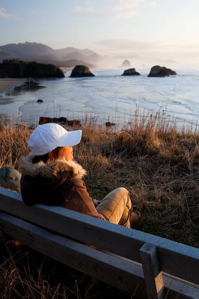 Žena Lavičce Výhledem Pobřeží Oregonu — Stock fotografie