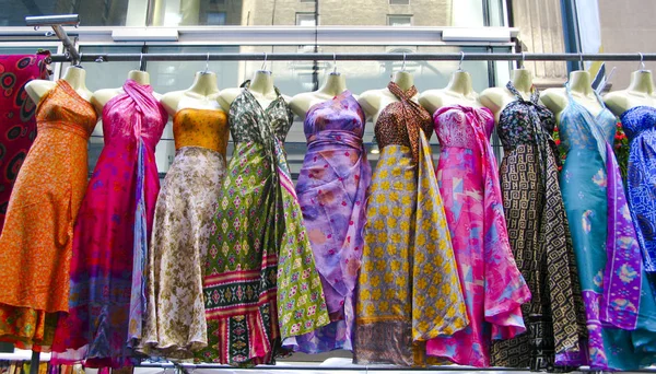 Mehrere Kleider Hängen Auf Einem Markt — Stockfoto