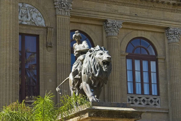 Estátua Frente Ópera Palermo — Fotografia de Stock