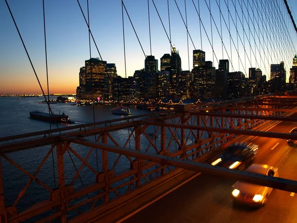 Вечер Бруклинском Мосту Видом Нижний Манхаттан — стоковое фото