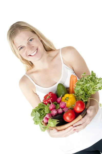 Jovem Mulher Segurando Uma Tigela Vegetais Frescos — Fotografia de Stock