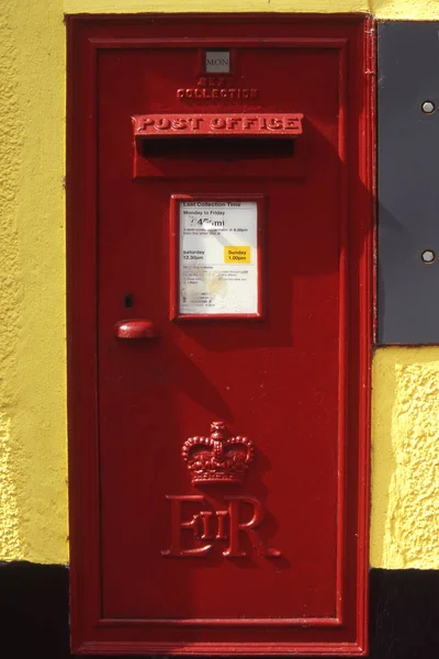 黄色の家の壁に赤いポストボックス — ストック写真