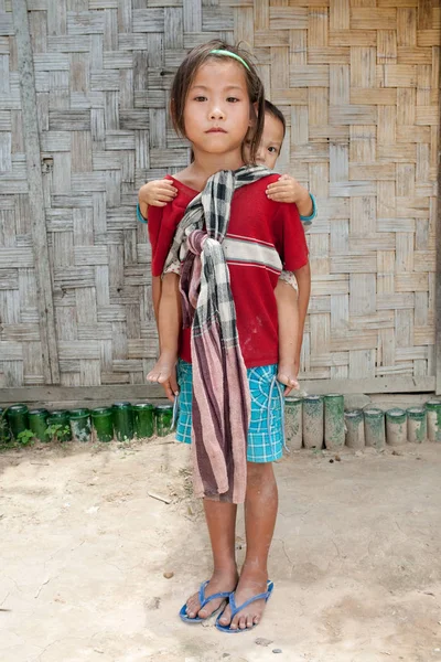 Девочки Лаос Младенцем — стоковое фото