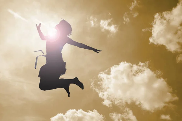 Silueta Una Mujer Que Salta Cielo — Foto de Stock