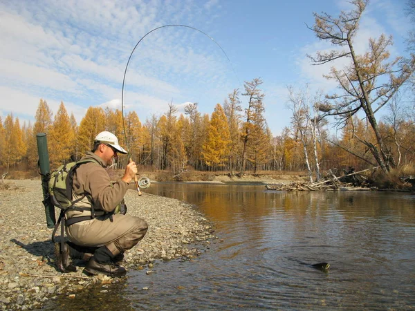 Fisherman Fishing Lake — Stock Photo, Image