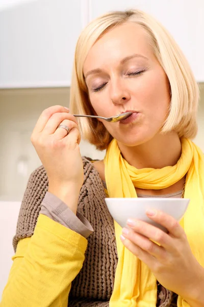 Junge Frau Isst Joghurt Der Küche — Stockfoto