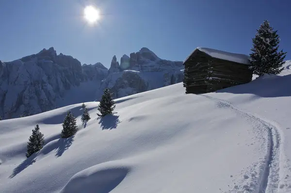 雪に覆われた冬の風景の絵のような景色 — ストック写真