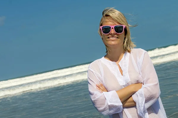 Porträtt Vacker Ung Kvinna Solglasögon Mot Bakgrund Havet — Stockfoto