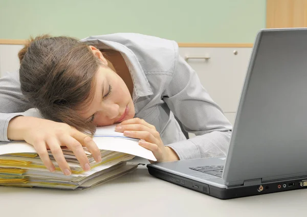Κουρασμένη Νεαρή Γυναίκα Κοιμάται Στο Γραφείο Φορητό Υπολογιστή — Φωτογραφία Αρχείου