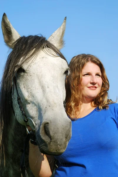 Junge Frau Mit Pferd — Stockfoto