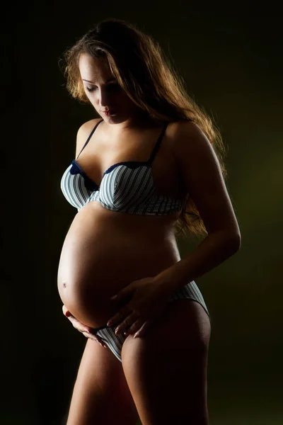 Gravid Kvinna Svart Klänning Med Vit Bakgrund — Stockfoto