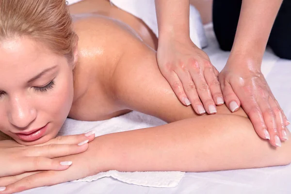 Giovane Donna Durante Massaggio — Foto Stock