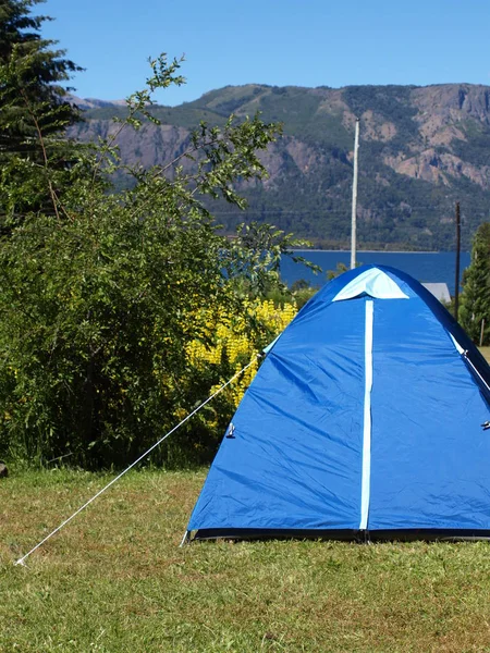 青いテントと山のパノラマ — ストック写真
